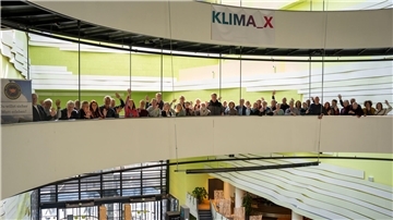Viele Menschen sind im Klimahaus Bremerhaven zu sehen. Wattführer entdecken bei einem Besuch die Klimazonen im Klimahaus Bremerhaven.