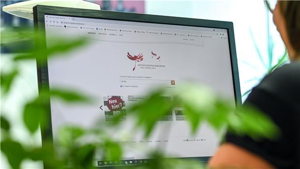 Die Website der Deutschen Digitalen Bibliothek (DDB) ist auf einem Bildschirm zu sehen. Viele Einrichtungen präsentieren sich im Internet. Auch die Gemeinde Breddorf arbeitet gemeinsam mit einer Agentur an einer Website. 