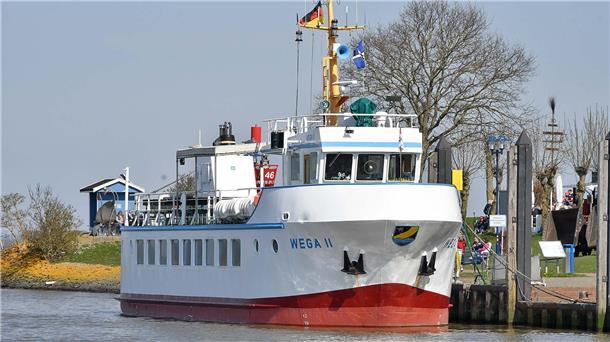 Ausflugsschiff „Wega II" im Hafen von Fedderwardersiel