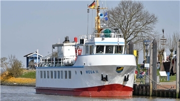 Ausflugsschiff „Wega II" im Hafen von Fedderwardersiel
