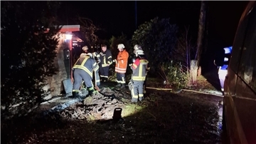 Die Wehdeler Brandschützer während der Arbeiten an einem Graben.