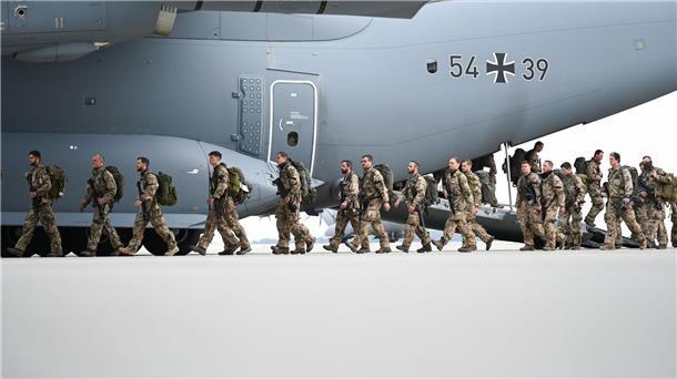 Bundeswehr-Sondertopf: Nouripour weist Högl-Anregung zurück Die Wehrbeauftragte des Bundestages, Eva Högl (SPD), schlägt vor, man könne darüber nachdenken, das im Zuge der „Zeitenwende“ bereitgestellte Bundeswehr-Sondervermögen wieder auffüllen.