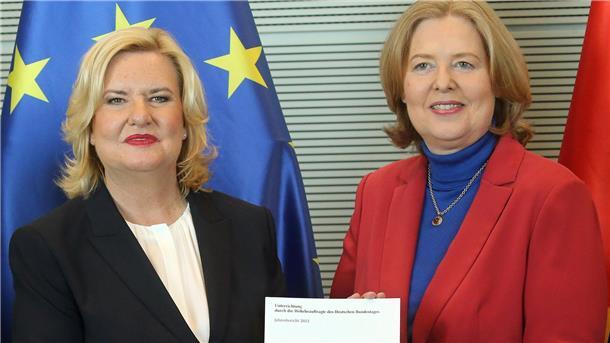 „Zeitenwende“: Wehrbeauftragte fordert Ende der Behäbigkeit Die Wehrbeauftragte Eva Högl (l) überreicht Bundestagspräsidentin Bärbel Bas ihren Jahresbericht für 2022.