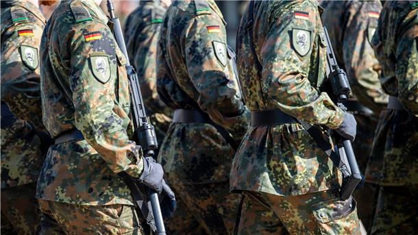 Die Wehrpflicht wird wieder diskutiert.