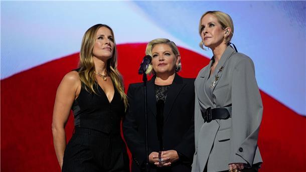 Frauen-Fest statt männliche Muskelspiele Die weibliche Country-Band „The Chicks“ sang die Nationalhymne.