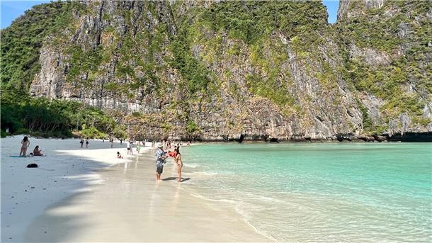 Traumhafte Maya Bay auf Phi Phi Island öffnet wieder Die weltberühmte Maya Bay am frühen Morgen vor Ankunft der Touristenscharen.