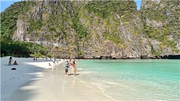Die weltberühmte Maya Bay am frühen Morgen vor Ankunft der Touristenscharen.