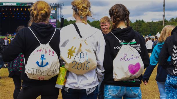 Das Hurricane-Festival: Wie nachhaltig darf‘s denn sein? Die Werbe-Rucksäcke zum Selbst-Designen am Stand einer großenModekette: ein beliebtes Accessoire bei den Fans.