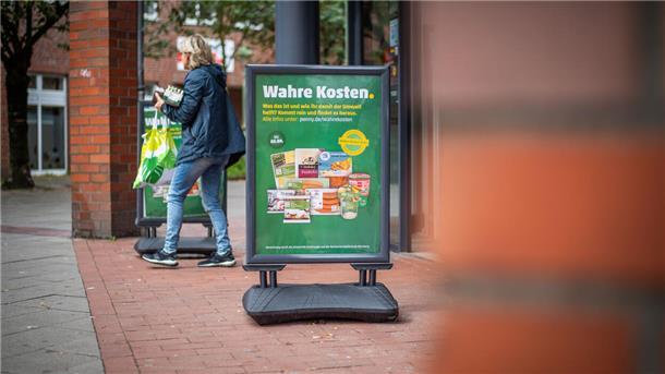 Werbeaktion des Lebensmittel-Discounters Penny an der Hafenstraße zu Produkten mit "Wahren Kosten".