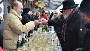 Die Werbegemeinschaft des Schaufensters Fischereihafens lädt wieder zum Sektempfang zum neuen Jahr ein.