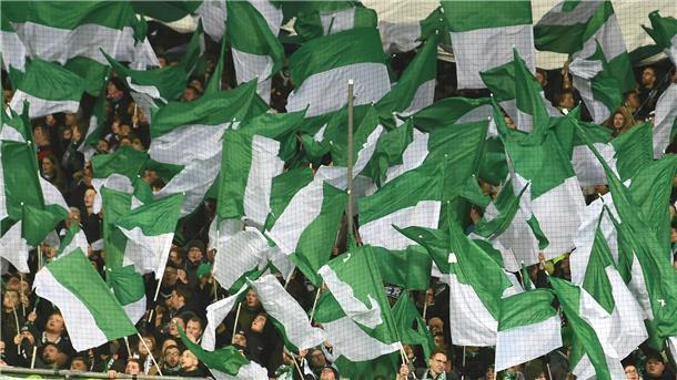 Gefühlschaos bei Werder- und HSV-Fans Die Werder-Fans bangen, ob die Mannschaft am Wochenende doch noch den Relegationsplatz erreichen kann.
