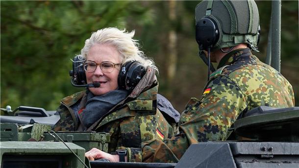 „Die wertvolle Arbeit der Soldatinnen und Soldaten und der vielen motivierten Menschen im Geschäftsbereich muss im Vordergrund stehen“: Christine Lambrecht.