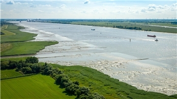 Die Weser zwischen Brake und Nordenham - die Luftaufnahme entstand mit einer Drohne. Über die geplante erneute Vertiefung des Flusses wird seit zwei Jahrzehnten gestritten.