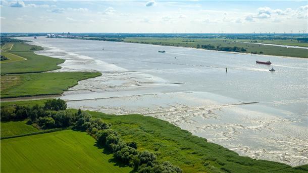 Die Weser zwischen Brake und Nordenham (Luftaufnahme einer Drohne). Schon jetzt sind die Schlickzonen gewaltig. Eine weitere Vertiefung der Weser wird noch mehr Schlick bringen.
