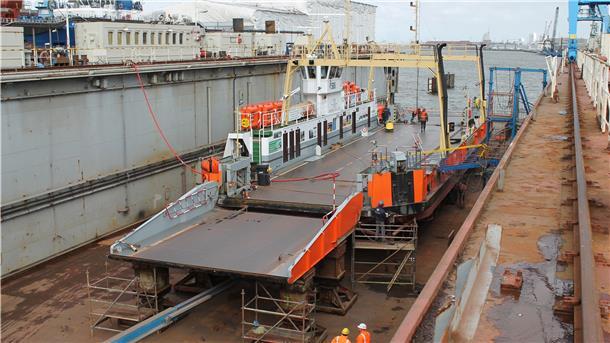 Die Weserfähre „Kleinensiel“ liegt in der Bredo-Werft in Bremerhaven, wo sie den großen „Fähren-TÜV“ erhält.