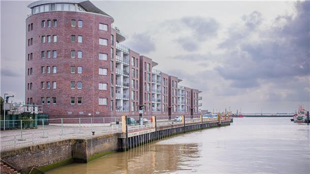DER ADVENTS-STURM (Update 50): Hochwasser hat Stadt und Land im Griff, Schäden auch in der Wesermarsch, Zugverkehr weiter gestört Die Weserterrassen werden wohl am Freitagmorgen wie eine Insel im Wasser stehen.