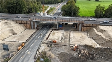 Die westliche Autobahnbrücke in Wulsdorf wurde abgerissen. An den Standorten der Fundamente für den geplanten Neubau wurden Felder mit zahlreichen Mini-Brunnen angelegt, um das Grundwasser abzupumpen.
