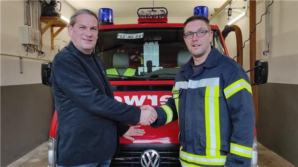 Brilliter Wette: Feuerwehr und Bürgermeister mit Einsatz für das Ehrenamt Die Wette gilt: Mit ihrer originellen Aktion wollen Ingo Bollmeyer (links) und Frank Schomaker das Ehrenamt in der Feuerwehr stärken.