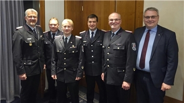 Führungskräfte der Kreisfeuerwehr Rotenburg: Peter Dettmer, Reiner Harms, Henning Herzig, Nils Schwarz, Jörg Suske sowie Landrat Marco Prietz.