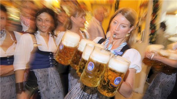 Die Wiesnmaß knackt in diesem Jahr die 15-Euro-Marke. (Archivbild)