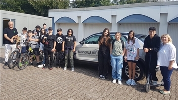 Die Willkommensklasse der Hauptschule Bremervörde nahm kürzlich an einem Verkehrssicherheitstraining der Fahrschule Quell teil.