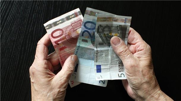 „Wirtschaftsweise“ fordern Staatsfonds für Altersvorsorge Die „Wirtschaftsweisen“ plädierten dafür, dass Bürger künftig automatisch zusätzlich zur gesetzlichen Rente privat für das Alter vorsorgen müssen, wenn sie nicht widersprechen.