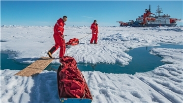 Die Wissenschaftler Morven Muilwijk und Kirstin Schulz (hinten) bewegen sich über die Scholle und ziehen einen sogenannten Pulka hinter sich her. Die Expeditionsteilnehmer, die jetzt in der Arktis sind, erleben das Schmelzen der Scholle hautnah mit.