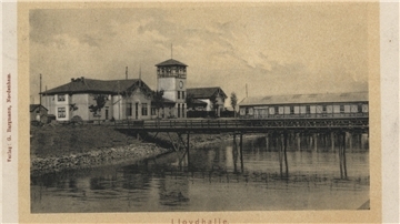 Die wohl älteste Karte von Nordenham zeigt die Lloydhalle. Sie wurde von 1890 bis 1897 vom Norddeutschen Lloyd als Aufenthalts- und Abfertigungsgebäude genutzt. Zu der Zeit wurden in Bremerhaven neue Hafenanlagen gebaut, der Norddeutsche Lloyd wich nach Nordenham aus. Auf dem Turm hat beim Auslaufen eines Schiffes zum Abschied eine Kapelle aufgespielt.