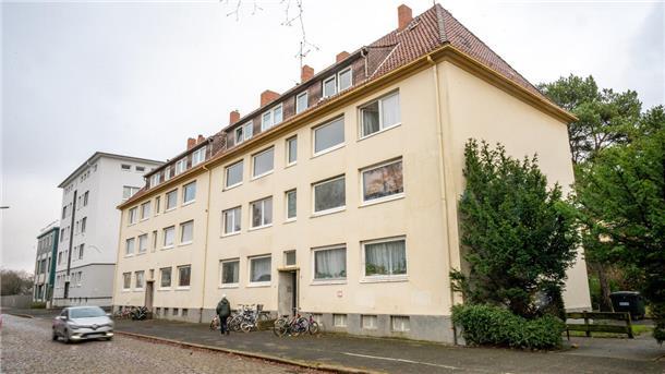Die Wohnungen in der Hansastraße gelten als Übergangswohnheim und gehören der Gemeinnützigen Wohnungsgesellschaft Bremerhaven (GWF). Das Haus soll abgerissen werden. 