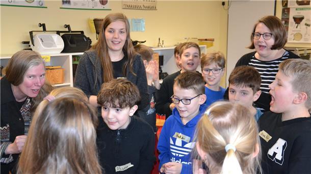 Zevener Grundschüler lernen, das Morgen zu gestalten Die Workshop-Teilnehmer üben sich spielerisch darin, Solidarität zu zeigen.