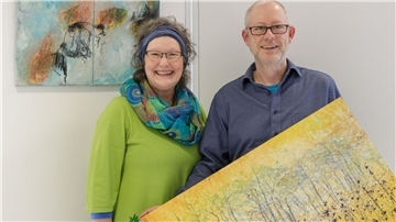 Die Worpsweder Künstler Andrea Christiane Spring und Dirk Godlinski stellen derzeit im Kunstraum der Volksbank am Vitusplatz aus.