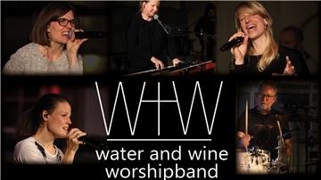 Die Worship-Band Water & Wine bringt moderne Kirchenmusik professionell auf die Bühne.