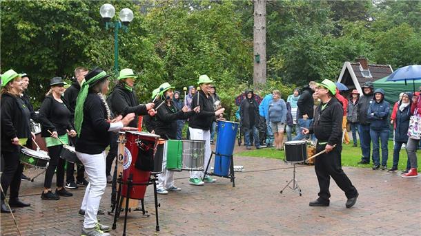 Die Wremer Sambagruppe Schlick Sticks trommelten im Amtsgarten tapfer gegen den Regen an.