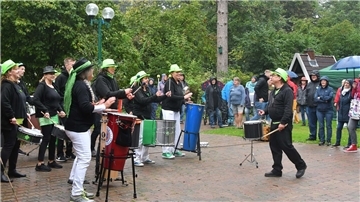 Die Wremer Sambagruppe Schlick Sticks trommelten im Amtsgarten tapfer gegen den Regen an.