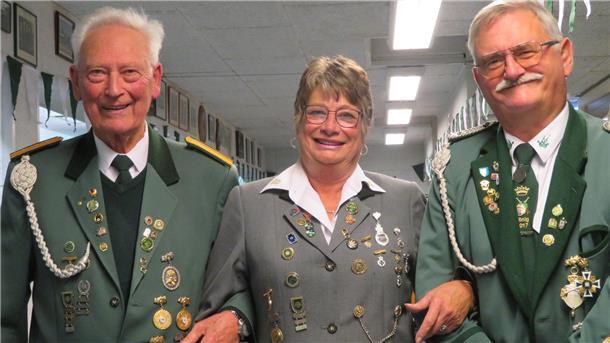 Wulsdorfer Schützen ermitteln Herbstkönige Die Wulsdorfer Schützen haben ihre Herbstkönige ermittelt: Ewald Rink (König), Elke Griese (Königin) und Heiko Sanders (Vizekönig) (von links).