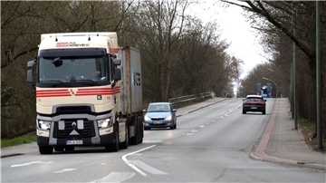 Die Wurster Straße muss im Bereich der Bahnbrücke saniert werden. Nach anfänglichem Druck soll es nun doch nicht so dringend sein.