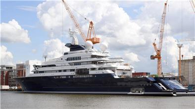 Exklusive Einblicke: So sieht es an Bord der Megayacht „Octopus“ aus Eine Yacht an der Ausrüstungskaje der Lloyd Werft
