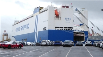 Der LNG-Autotransporter „Yong Le Kou“ der Reederei Cosco Shipping liegt am BLG Autoterminal in Bremerhaven; vor dem Schiff stehen zahlreiche Neuwagen.