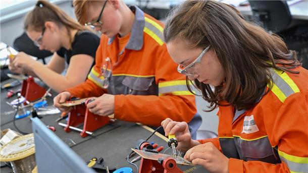 Die Zahl der abgeschlossenen Ausbildungsverträge ist im Oldenburger Land 2022 um 1,7 Prozent zurückgegangen. Die IHK unterstützt diverse Bemühungen, um neue Auszubildende zu gewinnen - unter anderem durch die gezielte Förderung von Migranten.