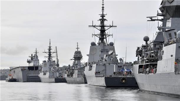 Australien investiert massiv in neue Kriegsschiffe Die Zahl der australischen Kriegsschiffe wird sich in den kommenden Jahrzehnten auf 26 mehr als verdoppeln, was als die größte Aufstockung der Marinekapazitäten aller Zeiten bezeichnet wird.