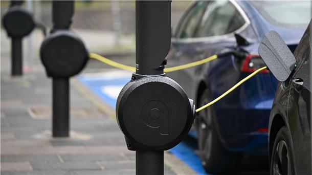 Ziel bei Ausbau der Elektromobilität wankt Die Zahl der E-Autos wächst und damit der Bedarf an Ladesäulen im öffentlichen Raum.