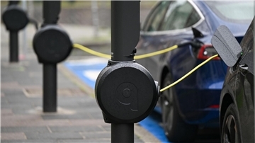 Die Zahl der E-Autos wächst und damit der Bedarf an Ladesäulen im öffentlichen Raum.