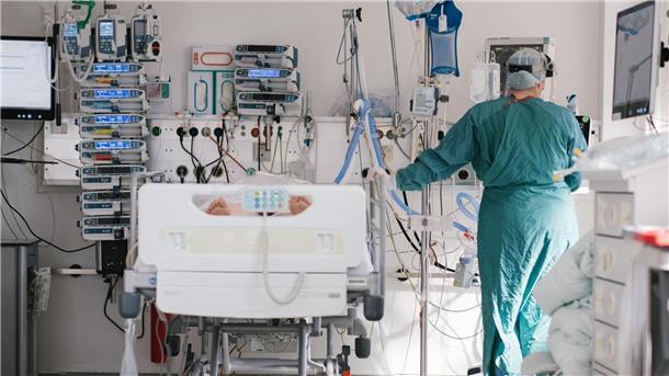 „Krankenhäuser auf der Intensivstation“ - Reform soll helfen Die Zahl der in Kliniken behandelten Fälle wird Experten zufolge langfristig wegen der alternden Gesellschaft weiter ansteigen.
