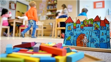 Die Zahl der Kinder in den Kitas nimmt zu. Das stellt alle Beteiligten vor große Herausforderungen. 
