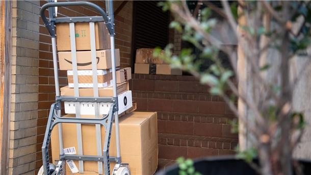 Weniger Beschwerden wegen Paketsendungen Die Zahl der Schlichtungsanträge wegen Mängeln bei Post-Dienstleistungen liegt auf einem hohen Niveau.