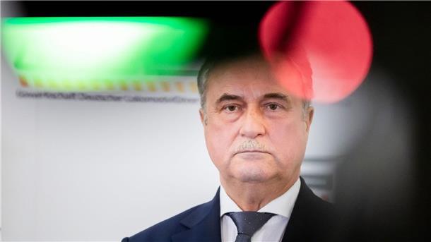Lokführer bestreiken die Bahn sechs Tage lang Die Zeichen stehen auf Rot: Der GDL-Vorsitzende Claus Weselsky in Berlin.