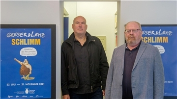 Die Zeichner Achim Greser (r) und Heribert Lenz 2021 im Caricatura Museum Frankfurt.