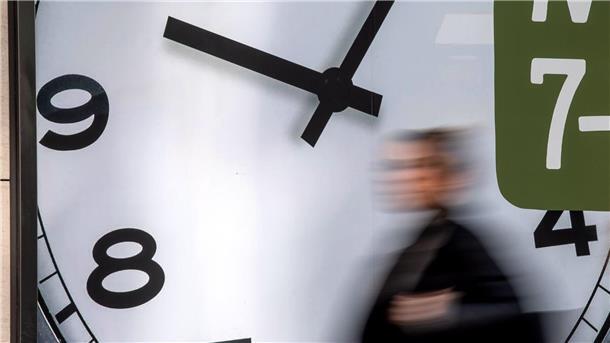 Die Zeit kann rennen - oder sich ziehen. (Symbolbild)