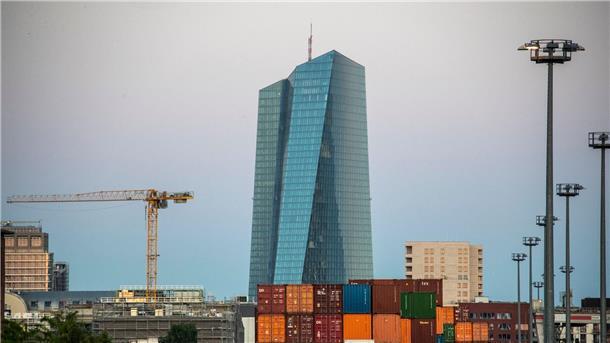 Anleger warten auf US-Notenbank und Europäische Zentralbank Die Zentrale der Europäischen Zentralbank (EZB) in Frankfurt. Was wird sie am Donnerstag entscheiden?