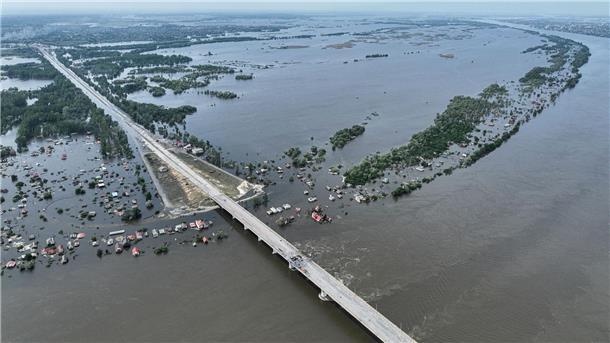 Die Zerstörung des Kachowka-Damms im Süden der Ukraine beeinträchtigt die Trinkwasserversorgung, die Lebensmittelversorgung und die Ökosysteme, die bis zum Schwarzen Meer reichen.